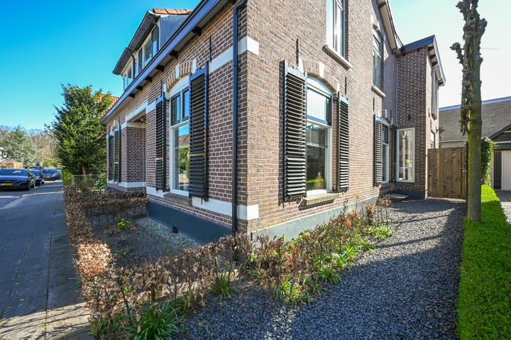 Photo 4 of Burgemeester van Oordtstraat 7