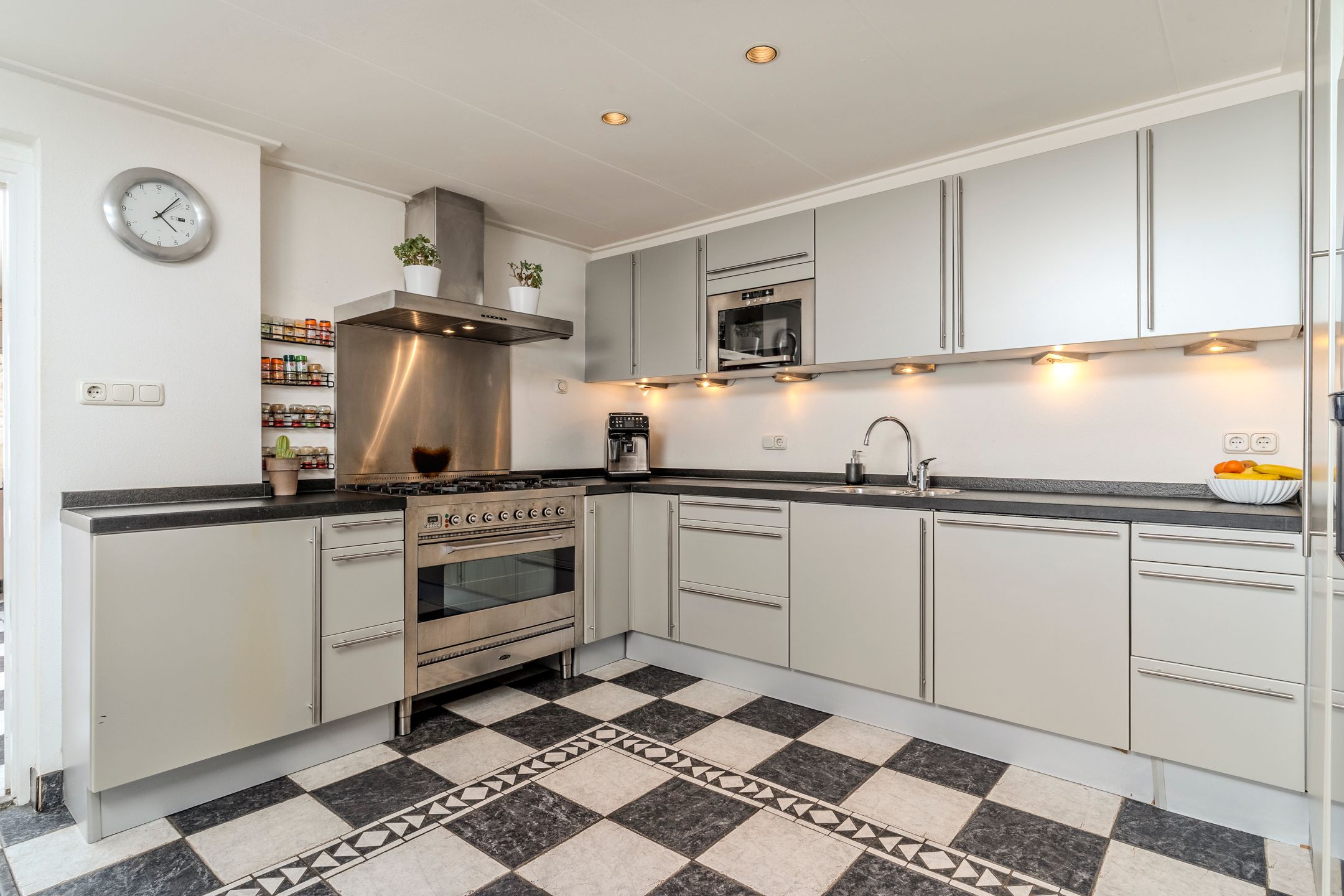 Photo 15 of Paus Adriaanstraat 68