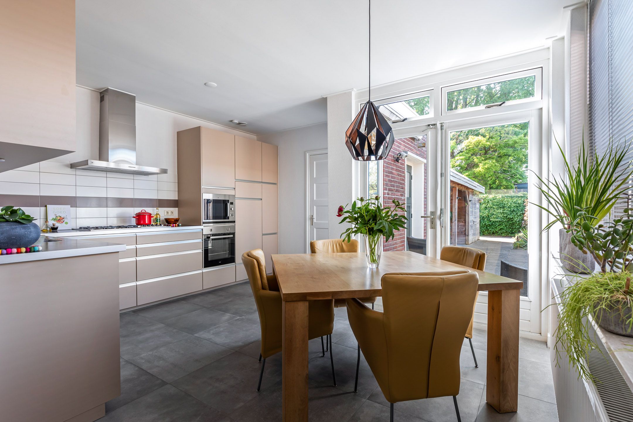 Photo 6 of Nicolaasstraat 22