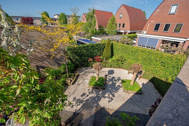 Photo 37 of Oostvoornestraat 6