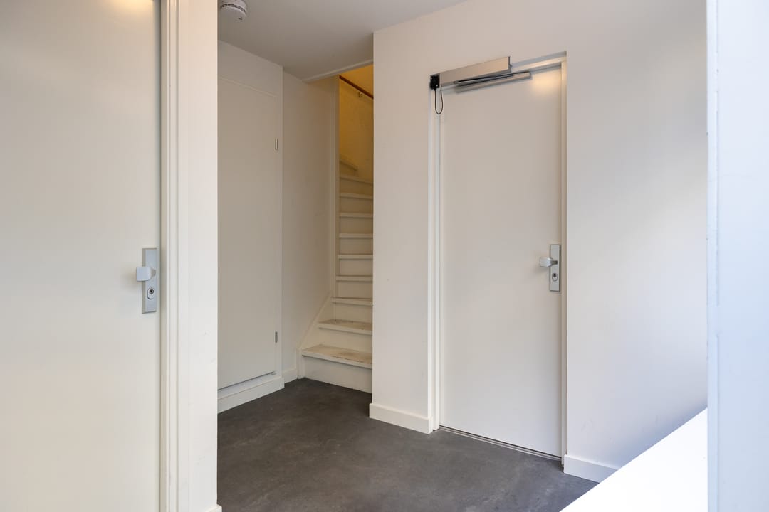 Photo 8 of Sint Anthoniestraat 15-B