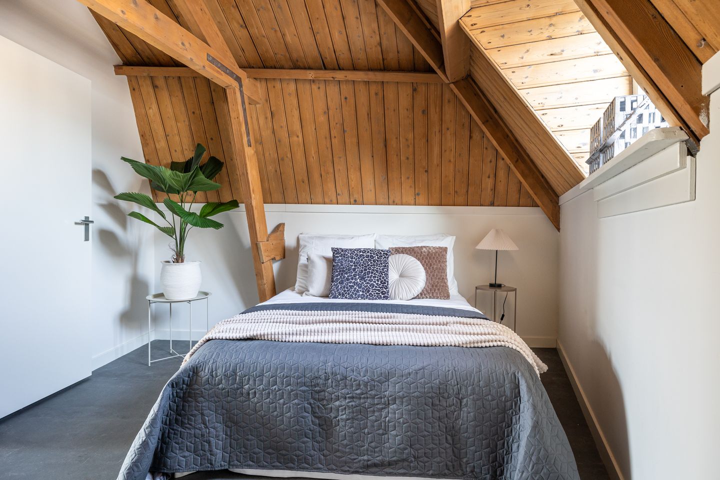 Photo 19 of Sint Anthoniestraat 15-B