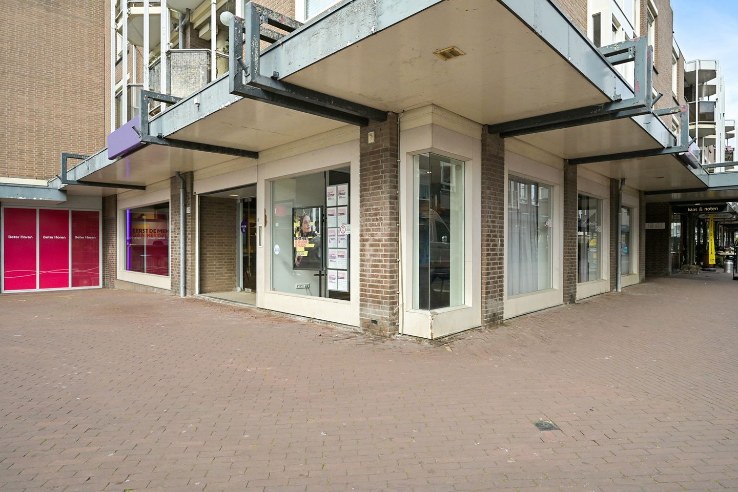 Bekijk foto 3 van Loosduinse Hoofdplein 183