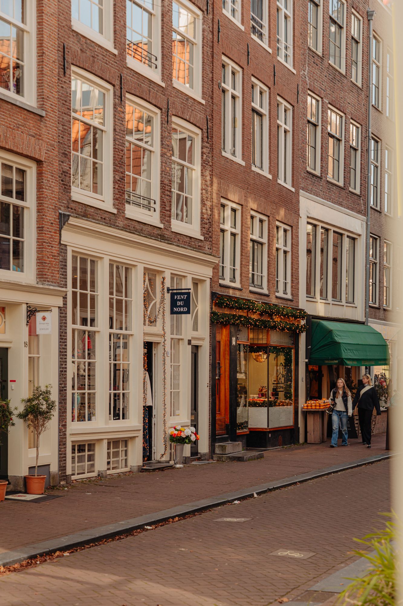 Foto 18 van Oudezijds Achterburgwal 212