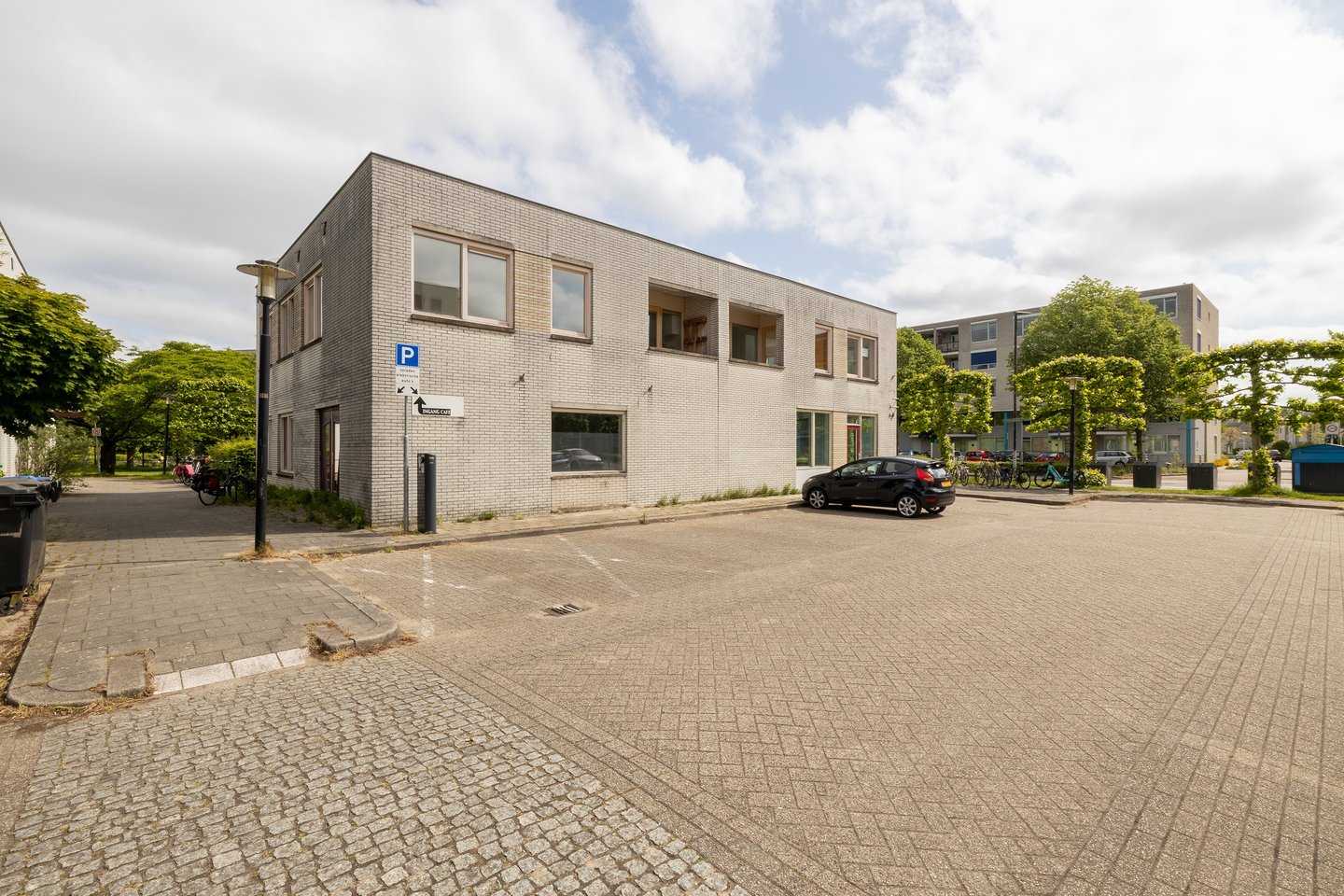 Bekijk foto 2 van Aartsbisschop Romerostraat 332