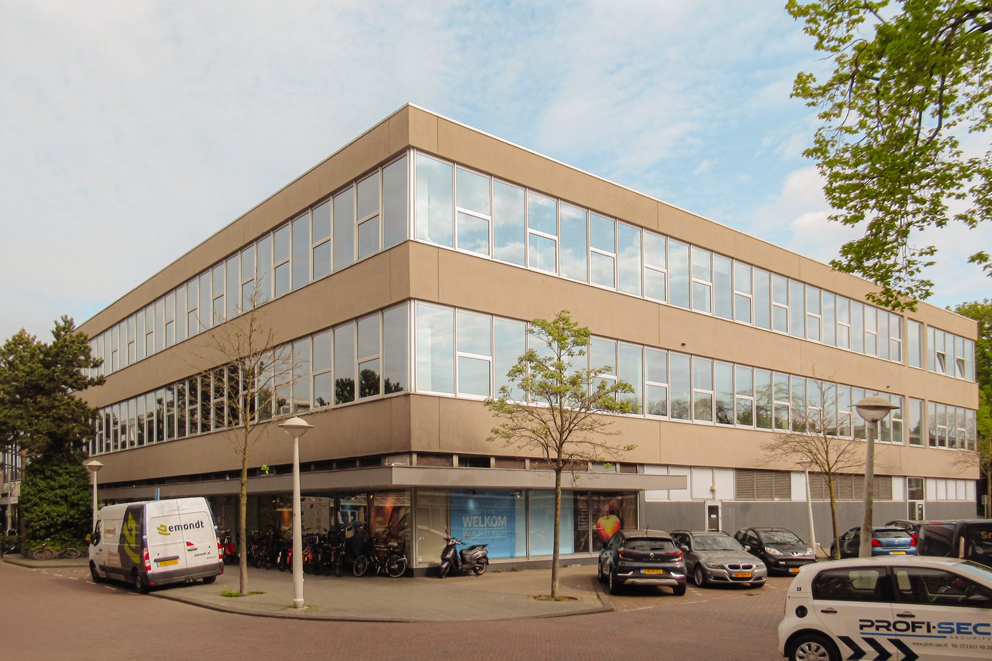 View photo 3 of Helmholtzstraat 61