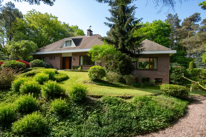 Photo 4 of Dr L E van Hoornlaan 16