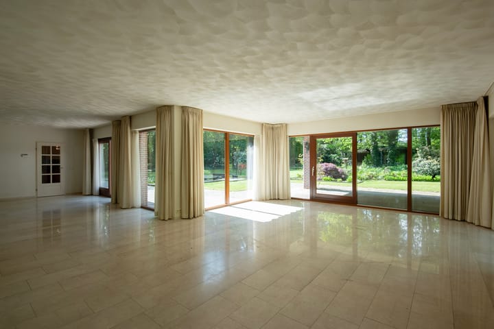 Photo 10 of Dr L E van Hoornlaan 16