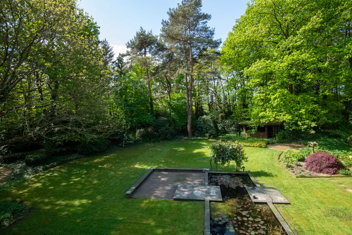 Photo 33 of Dr L E van Hoornlaan 16