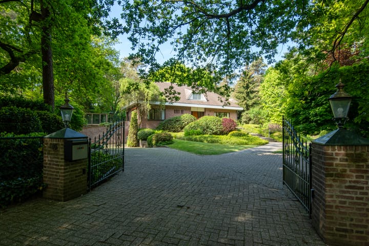 Photo 34 of Dr L E van Hoornlaan 16