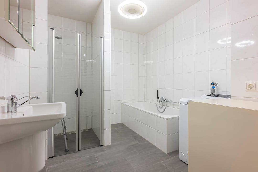 Photo 13 of Passage 32