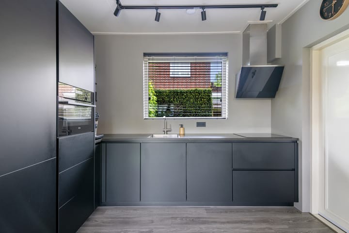 Photo 18 of Leliestraat 46