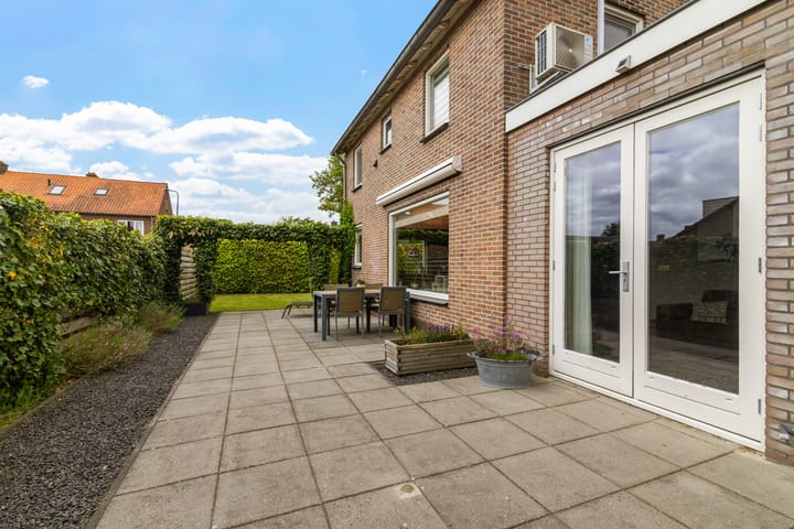 Photo 32 of Leliestraat 46