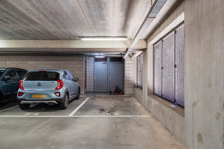 Photo 32 of Simon Carmiggelthof 198