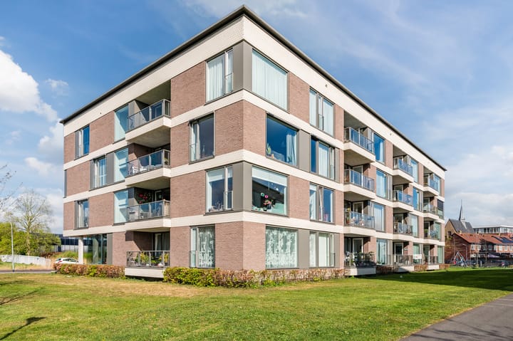 Photo 4 of Richard Holkade 45