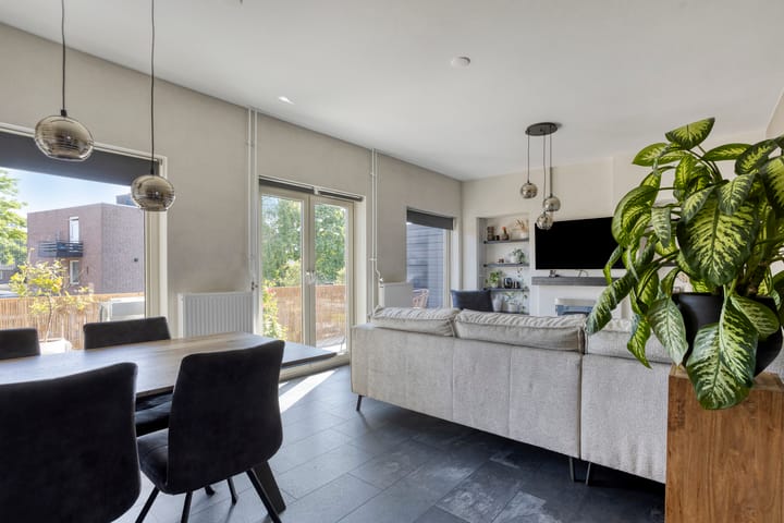 Foto 21 van Professor Regoutstraat 7