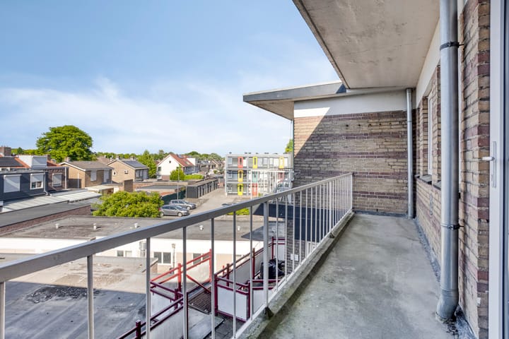 Foto 34 van Professor Regoutstraat 7