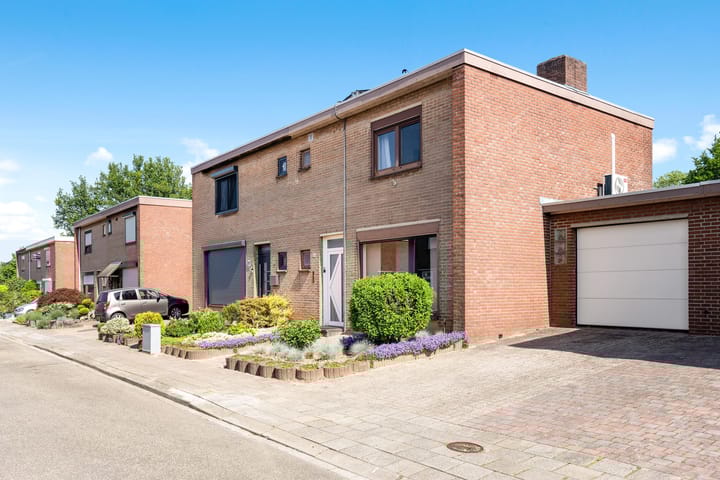 Foto 3 van Burg. Coonenstraat 14