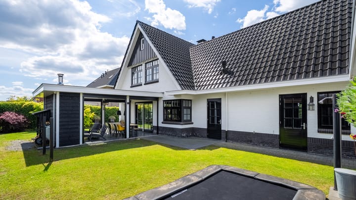 Photo 37 of Van der Waalslaan 49