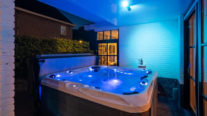 Photo 48 of Van der Waalslaan 49