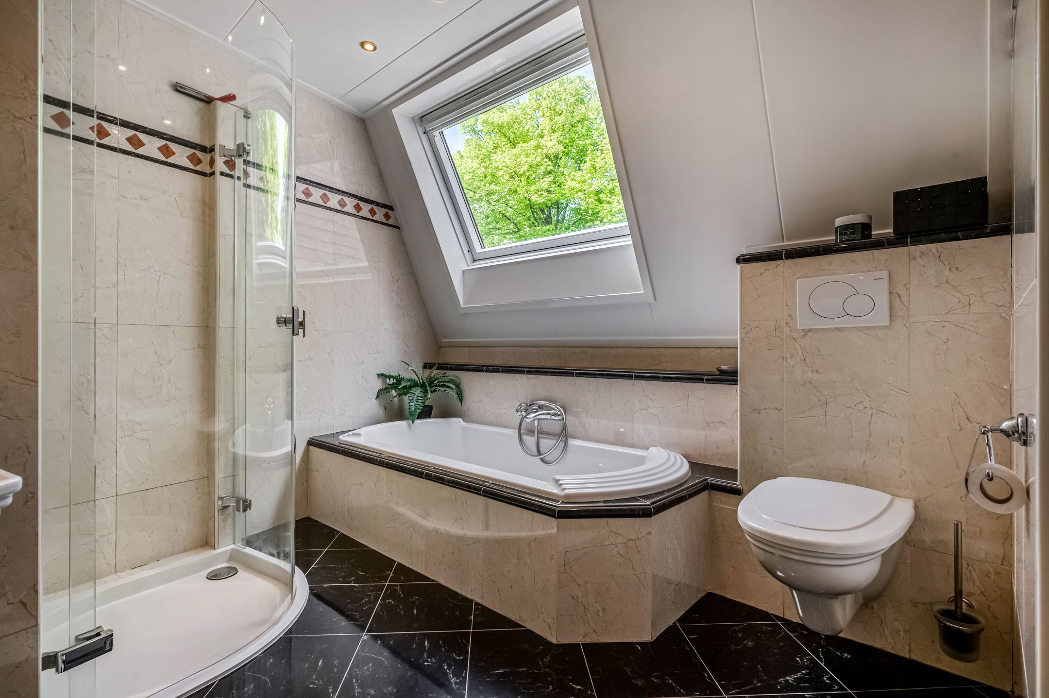 Photo 39 of J.P.C. Leinweberstraat 2