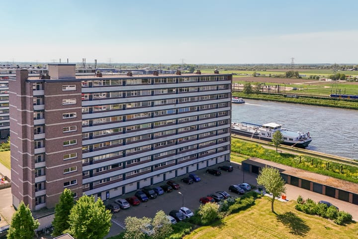 Foto 37 van Titus Brandsmastraat 111