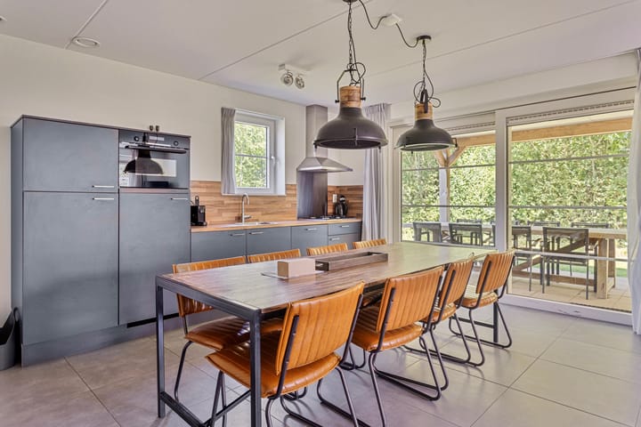 Photo 4 of Zeedijk 24-307