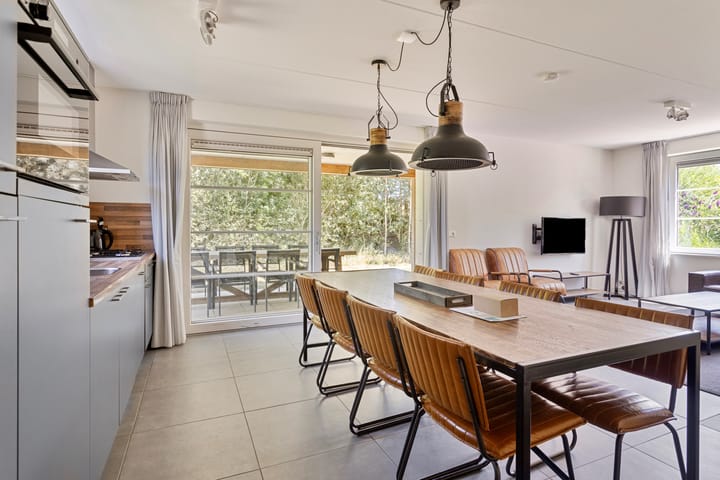 Photo 14 of Zeedijk 24-307