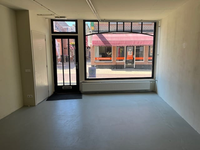 View photo 2 of Herenstraat 34