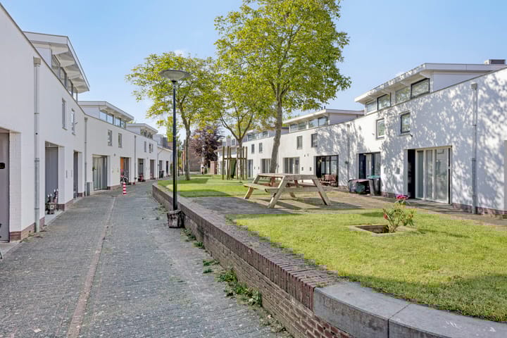 Foto 36 van Peter van Anrooystraat 18