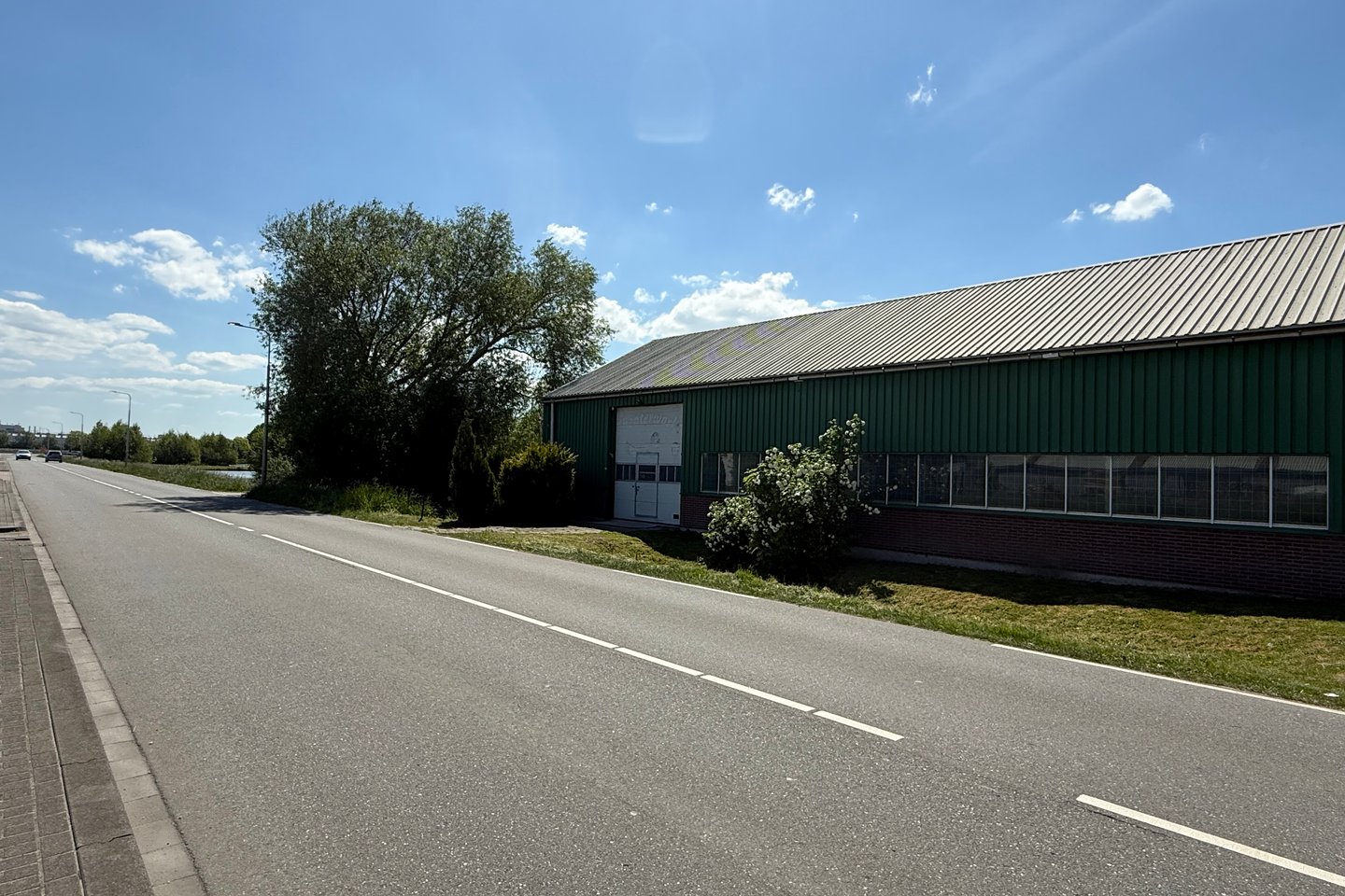 Bekijk foto 2 van Middenweg 2