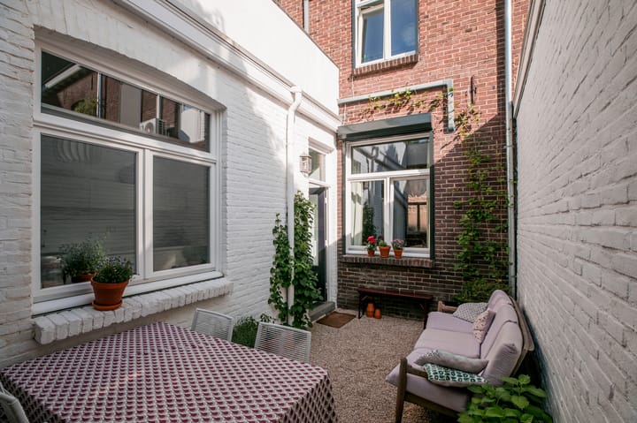 Photo 24 of Voogdijstraat 12