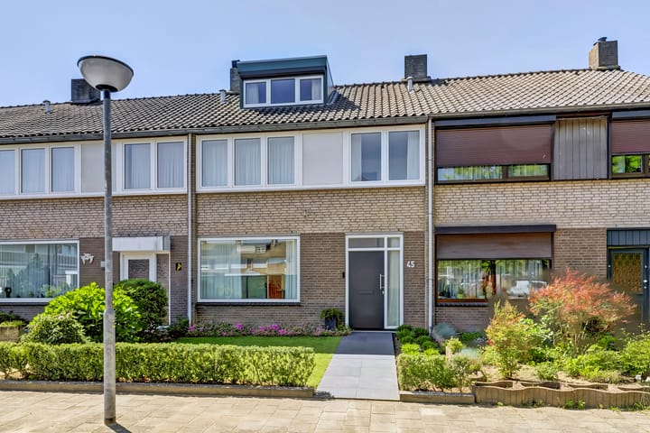 Photo 1 of Graaf Hendrik van den Bergstraat 45