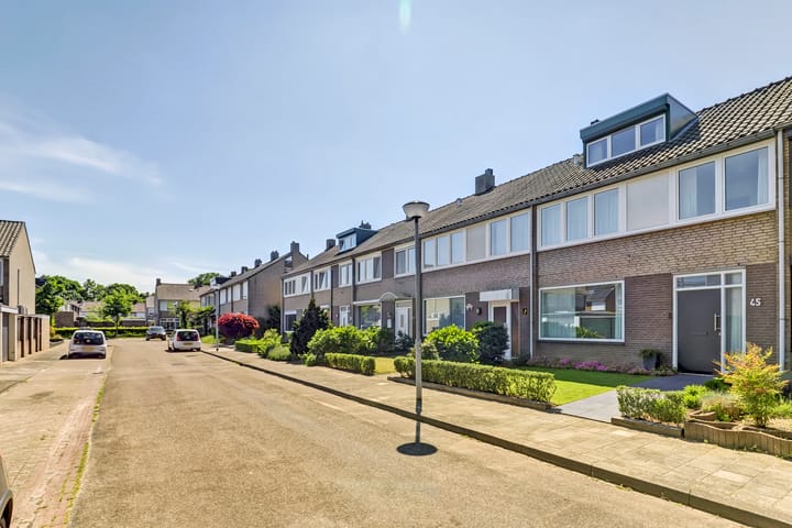 Photo 23 of Graaf Hendrik van den Bergstraat 45