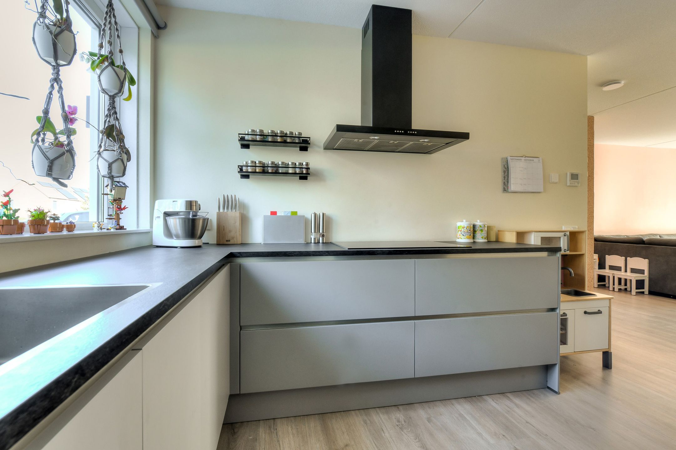 Photo 15 of Heinsiusstraat 25