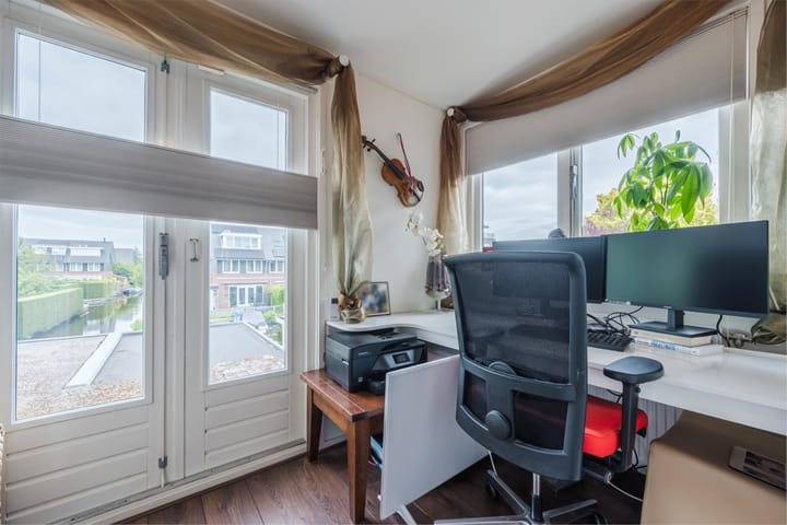 Photo 24 of Oosteinderweg 9