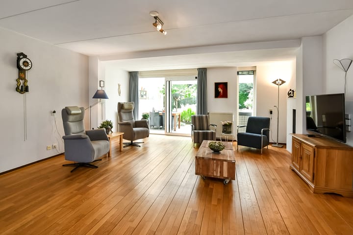 Photo 6 of Conference 7