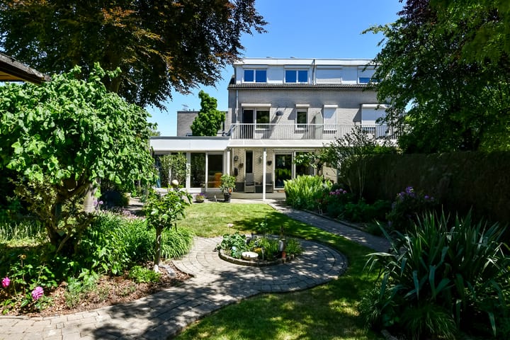 Photo 36 of Conference 7