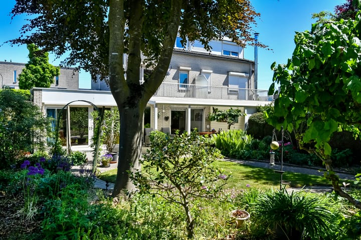 Photo 38 of Conference 7