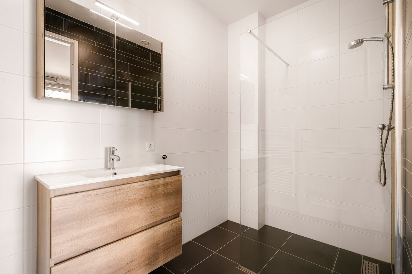 Photo 19 of De Klencke 93-B