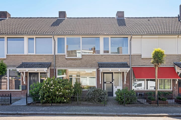 Foto 1 van Pastoor van Geldropstraat 4