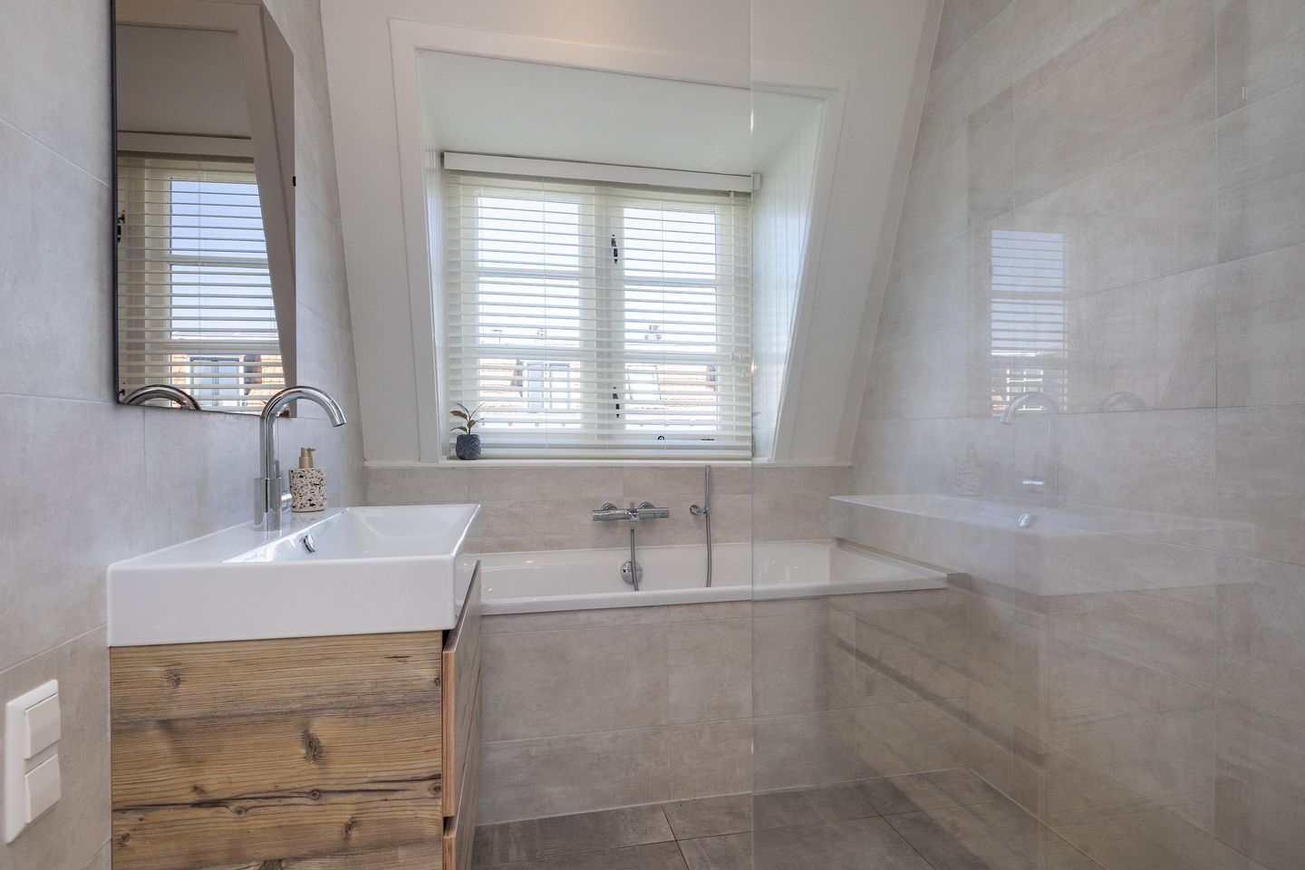 Photo 29 of Pieter Saenredamstraat 11-BS