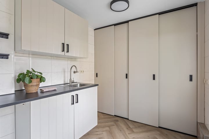 Photo 11 of van der Veenstraat 18