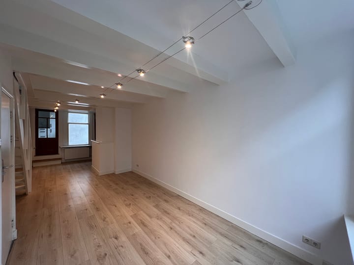 Photo 2 of Leidsekruisstraat 10-1