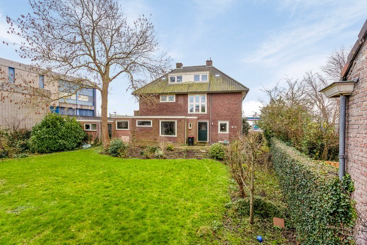 View photo 2 of Esdoornlaan 11