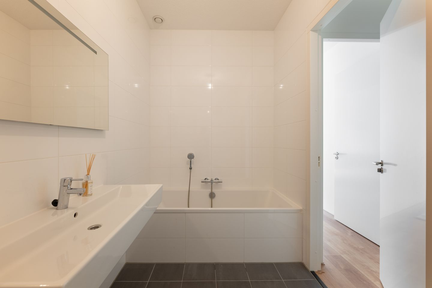 Photo 19 of Leonard Bernsteinstraat 70-A