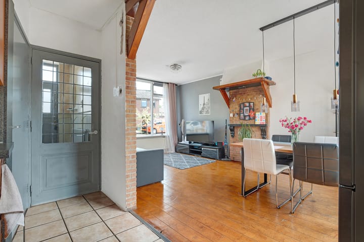 Foto 9 van van Limburg Stirumstraat 25