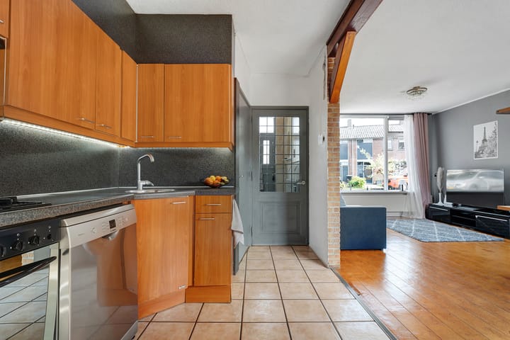 Foto 10 van van Limburg Stirumstraat 25