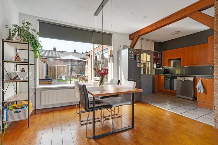 Foto 14 van van Limburg Stirumstraat 25