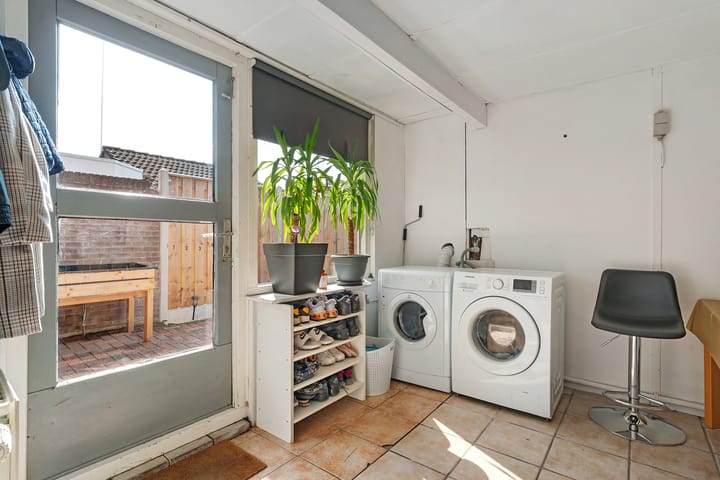 Foto 17 van van Limburg Stirumstraat 25